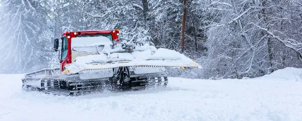 Bansko, Bulgaristan kar temizleyici kar temizleme pisti makinesi kayak yolu yamacını alp kayağı ve kış tatil beldesi için hazırlıyor
