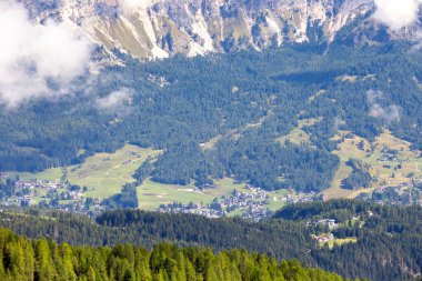İtalyan Dolomite Alpleri, İtalya 'daki Dolomitler, Sonbaharda yüksek panorama, Giau Geçidi.