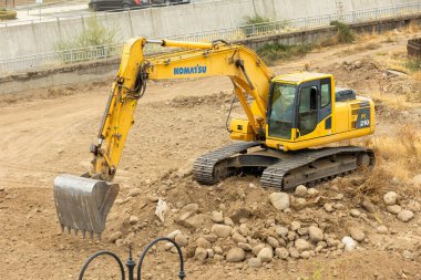 Bansko, Bulgaristan - 25 Eylül 2025: Kazıcı parkın inşaatı için zemin hazırlıyor