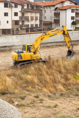 Bansko, Bulgaristan - 25 Eylül 2025: Kazıcı parkın inşaatı için zemin hazırlıyor