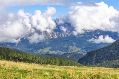 İtalyan Dolomite Alpleri, İtalya 'daki Dolomitler, Sonbaharda yüksek panorama, Giau Geçidi.