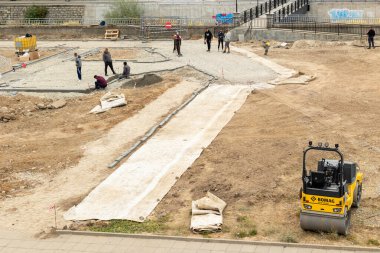 Bansko, Bulgaristan - 25 Eylül 2025: Glazne nehri yakınlarındaki park alanı, yüksek açı manzaralı
