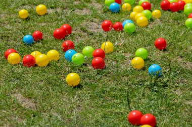 Sofya, Bulgaristan - 08 Haziran 2025: Yeşil çimlerde çok renkli toplar, yaz eğlencesi