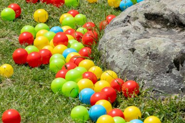 Sofya, Bulgaristan - 08 Haziran 2025: Yeşil çimlerde çok renkli toplar, yaz eğlencesi