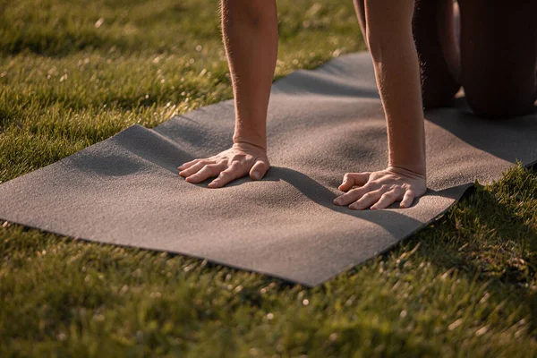 Yoga Flicka Med Yogamatta Sommar Eller Höst Park — Stockfoto
