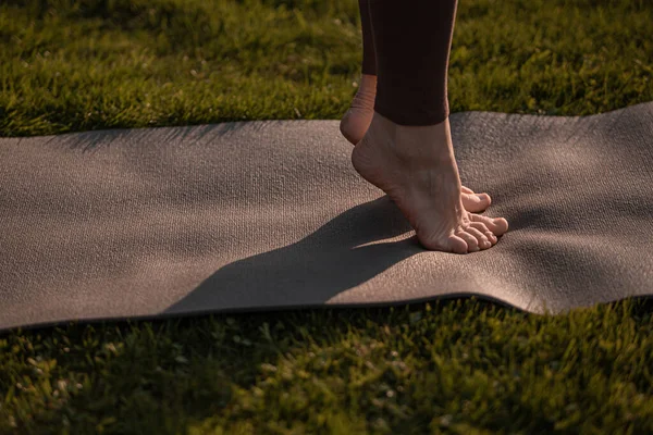 Yoga Flicka Med Yogamatta Sommar Eller Höst Park — Stockfoto