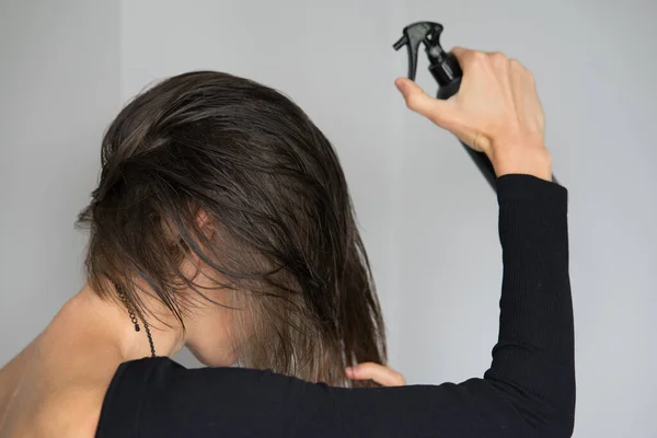 Glücklich Lächelnde Frau Benutzt Haartrockner Badezimmer — Stockfoto