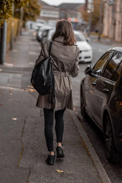 Πορτρέτο Μιας Γυναίκας Στυλ Περπάτημα Στο Δρόμο — Φωτογραφία Αρχείου
