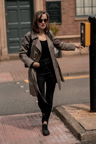 イギリス タインにニューカッスル 2023 歩行者横断で通りを横断する女性 — ストック写真