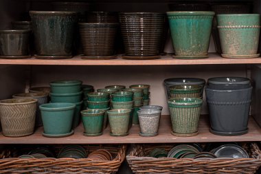 seramik çömlek dolu bir raf.