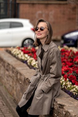 Yürüyüş stili bir kadının portresi, harika bir atmosfer.