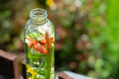 Taze, serin çilek ve su arıtma içeceği.