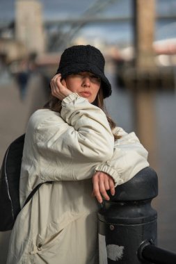 Sonbahar kadını sonbahar şehrinde geziniyor. Gündelik kıyafetler giyen güzel bir kadın.