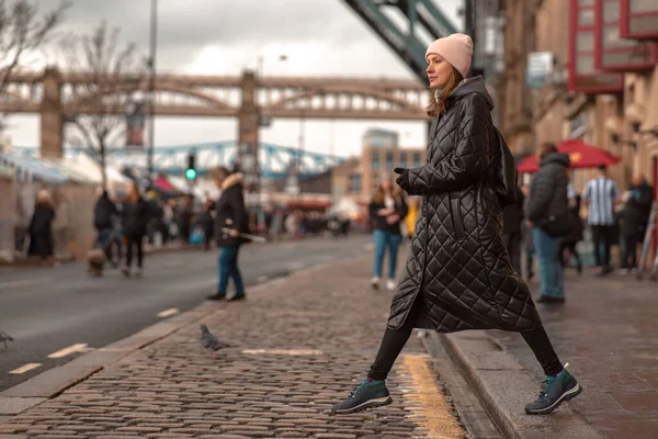秋や冬の街を歩いている女性 — ストック写真