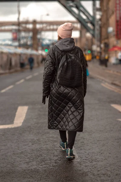 Mujer Caminando Otoño Invierno Ciudad —  Fotos de Stock