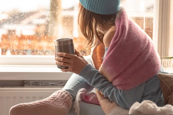 Güzel Bir Kadın Sonbaharda Kış Mevsiminde Fincandan Kahve Çay Içiyor — Stok fotoğraf