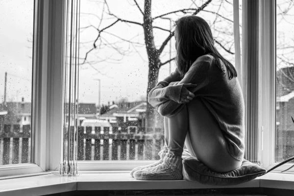 Pencerenin Kenarında Oturan Düşünceli Üzgün Kadın Yalnız Genç Bir Kadın — Stok fotoğraf