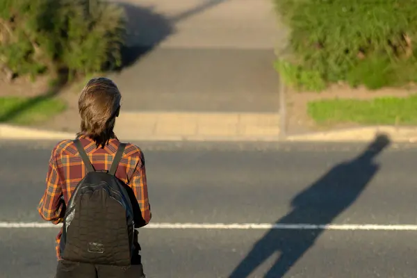 Mujer Con Mochila Cruzando Camino Pie Cerca Carretera —  Fotos de Stock