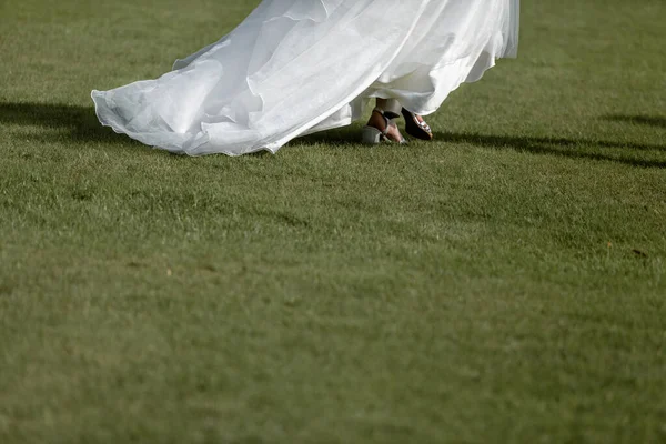 逃げる白い結婚式のドレスを身に着けている美しい花嫁 ストック画像