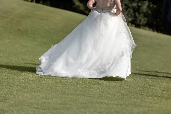 逃げる白い結婚式のドレスを身に着けている美しい花嫁 ストック画像