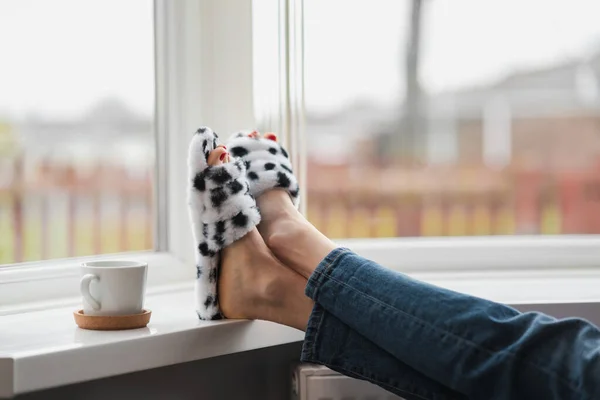Pencerenin Yanında Gevşeyen Komik Terlikler Giyen Kadın Bacakları — Stok fotoğraf