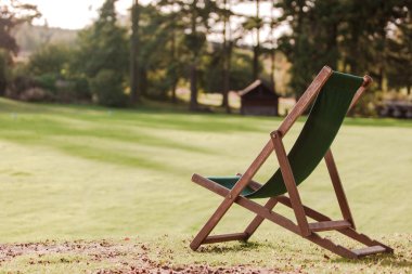 Barışçıl doğal ortam. Güzel bir güverte sandalyesi