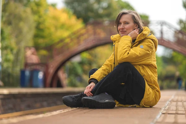 Dışarıda Sarı Yağmurluk Giyen Güzel Bir Kadının Portresi Stok Fotoğraf