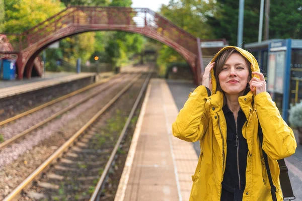 Dışarıda Sarı Yağmurluk Giyen Güzel Bir Kadının Portresi Telifsiz Stok Fotoğraflar