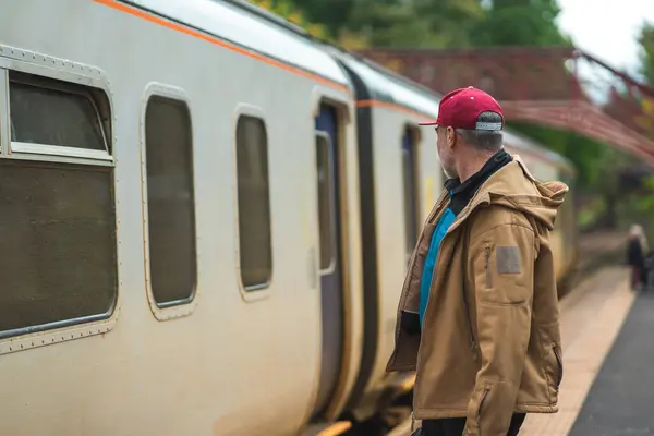 Tren Istasyonunda Yetişkin Bir Adam Ayakta Duruyor - Stok İmaj