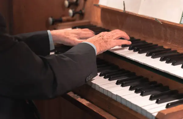 Руки Старика Играют Церковном Органе Стоковое Фото