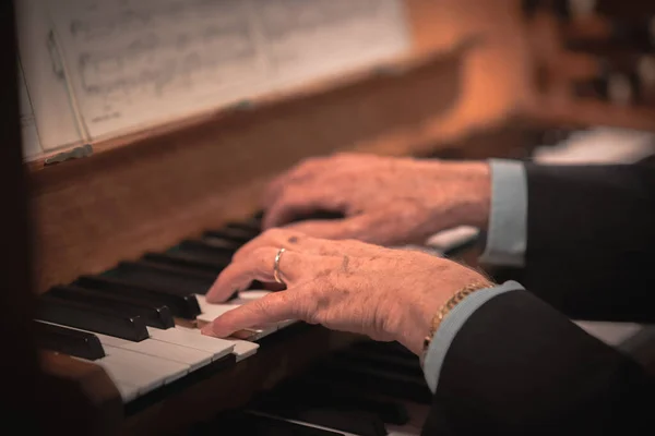 教会のオルガンを演奏する老人の手 ストック写真