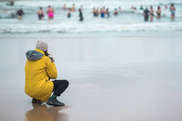 北海の背景に写真を撮る観光旅行者の写真家 ストックフォト