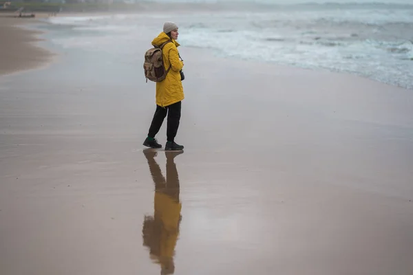 Turist Fotoğrafçısı Kuzey Denizi Nin Arka Planında Fotoğraf Çekiyor Stok Fotoğraf