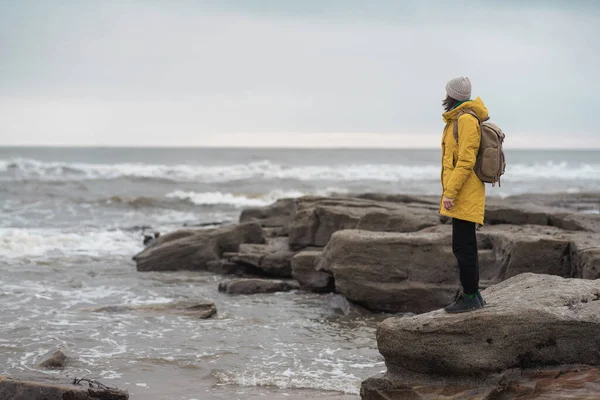 Güzel Kadın Gezgin Deniz Kenarında Sonbahar Yürüyüşünün Tadını Çıkarıyor Etkin Stok Resim