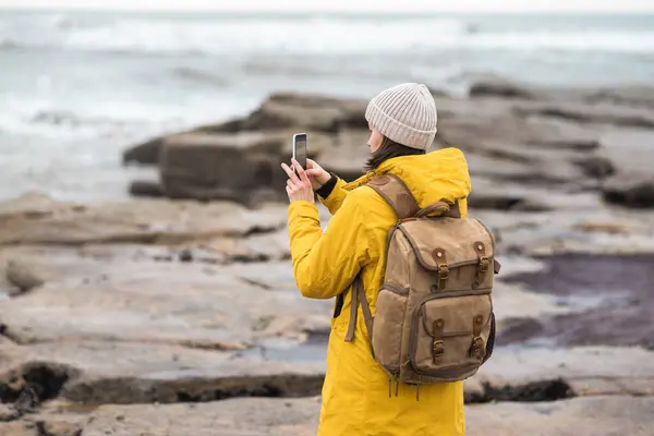 海辺でハイキングを楽しむ美しい女性旅行者 アクティブライフスタイル ロイヤリティフリーのストック写真
