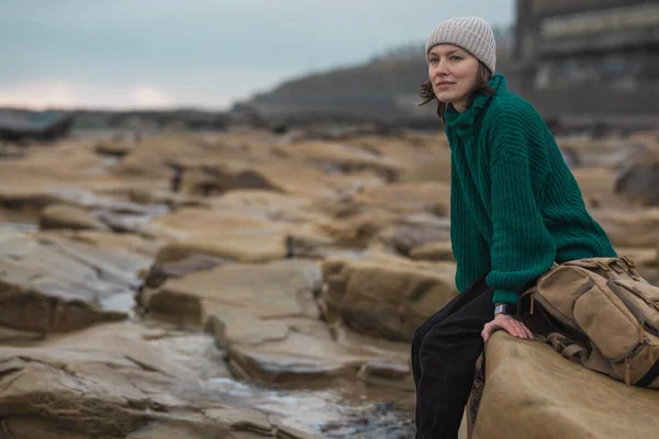 Güzel Bir Gezgin Kadın Kayada Oturuyor Denize Bakıyor Telifsiz Stok Imajlar