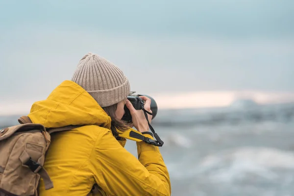Туристический Путешественник Фотограф Фотографирует Пейзаж Фоне Северного Моря Стоковая Картинка