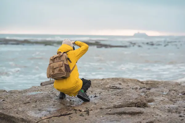 Туристический Путешественник Фотограф Фотографирует Пейзаж Фоне Северного Моря Стоковое Фото