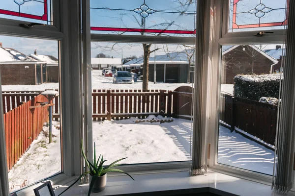 英国的梯田式房屋 窗外的冬季景观 图库图片