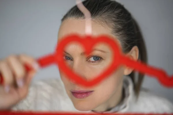 Hermosa Mujer Sosteniendo Una Percha Con Corazón Punto Rojo Fotos de stock