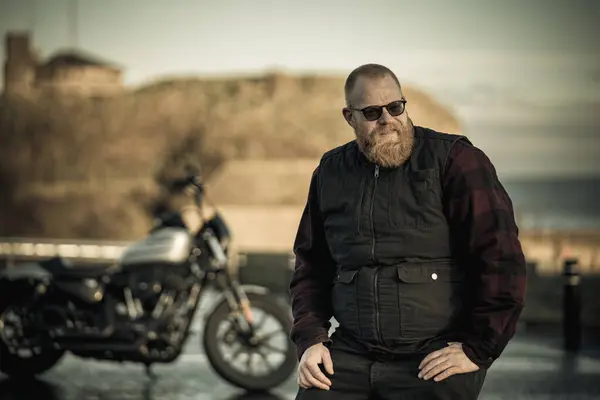 Sakallı Motorcu Kıyafeti Güneş Gözlüğü Takan Yakışıklı Bir Motorcunun Portresi - Stok İmaj