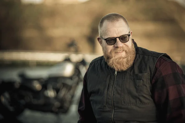 Sakallı Motorcu Kıyafeti Güneş Gözlüğü Takan Yakışıklı Bir Motorcunun Portresi Telifsiz Stok Imajlar