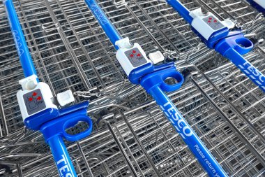 Consett, Durham County, United Kingdom- Eylül, 09, 2024: Tesco arka planda alışveriş, alışveriş arabası geçmişi