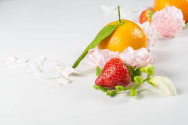  Beyaz arka planda olgun sulu çilekler ve diğer parlak meyveler. Minimum böğürtlen. Düz konum, üst görünüm, kopyalama alanı