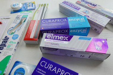 Newcastle, Birleşik Krallık... 21 Ağustos 2024: diş sağlığı ve diş bakımı konsepti. Bir sürü diş macunu ve farklı markalardan diş fırçası.