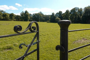 Mavi gökyüzü arka planlı eski demir kapılar
