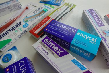 Newcastle, Birleşik Krallık... 21 Ağustos 2024: diş sağlığı ve diş bakımı konsepti. Bir sürü diş macunu ve farklı markalardan diş fırçası.