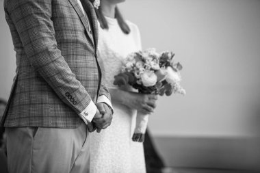 Düğün günü. Gelinlerin elleri ve düğün çiçekleri yakın plan. Düğün ilhamı, düğün aksesuarları. 