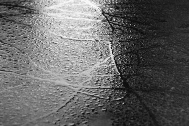 Islak doku arka planda. Makro su damlaları metal yüzeyin üzerine saçılarak doğa veya soyut temalar için desenli ve taze bir arkaplan oluşturur. Dramatik ve kontrast görünüm, karamsar ışıklandırma, minimalizm