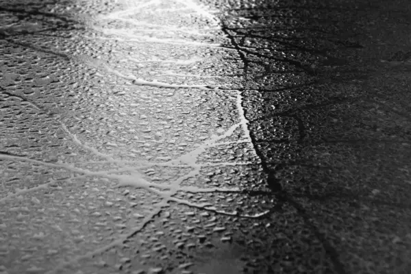 Islak doku arka planda. Makro su damlaları metal yüzeyin üzerine saçılarak doğa veya soyut temalar için desenli ve taze bir arkaplan oluşturur. Dramatik ve kontrast görünüm, karamsar ışıklandırma, minimalizm